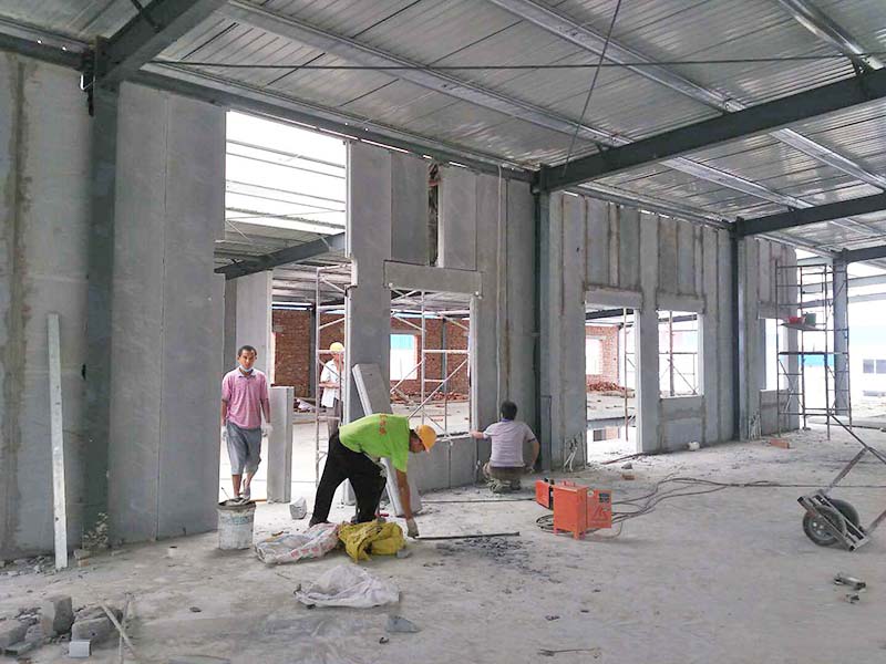 鋼結(jié)構(gòu)施工現(xiàn)場